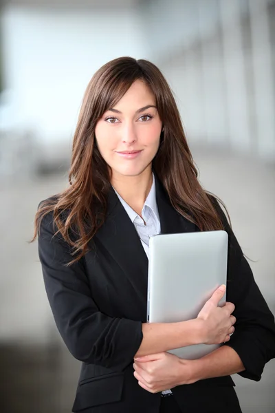 電子タブレットで美しい女性実業家のクローズ アップ — ストック写真
