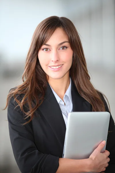 Nahaufnahme einer schönen Geschäftsfrau mit elektronischem Tablet — Stockfoto
