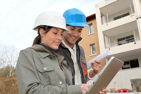 Arquitecto e ingeniero mirando el plan en el sitio de construcción —  Fotos de Stock