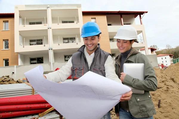 Architect en ingenieur kijken naar plan op de bouwplaats — Stockfoto