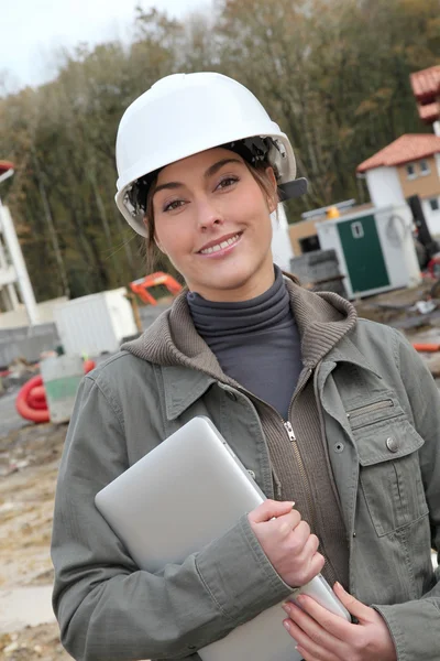 İnşaat alanı üzerinde beyaz güvenlik kask duran kadın mühendis — Stok fotoğraf