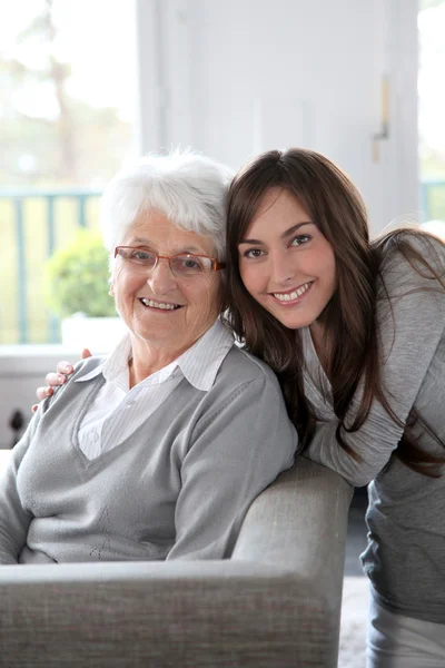 Yaşlı kadın genç kadın ile closeup — Stok fotoğraf