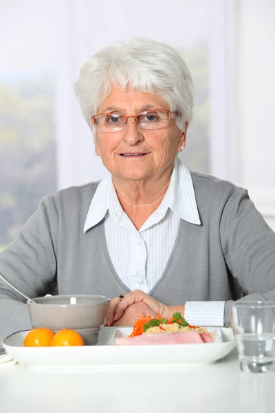 Gammal kvinna i vårdhem redo att äta middag — Stockfoto