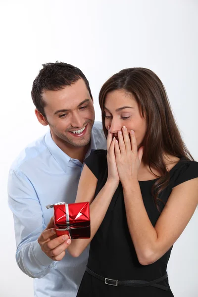 Man offering present to girlfriend — Stock Photo, Image