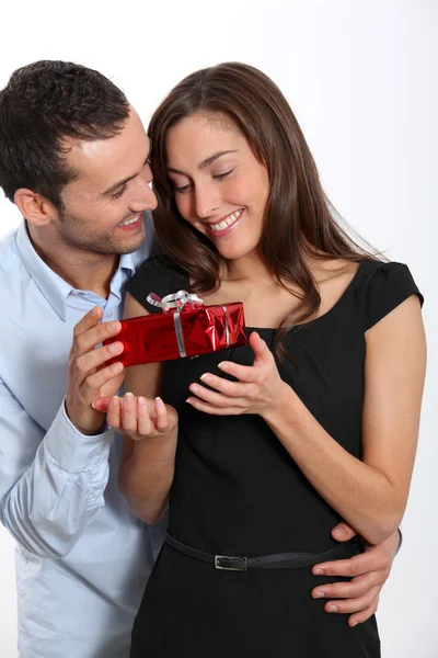 Uomo che offre regalo alla fidanzata — Foto Stock