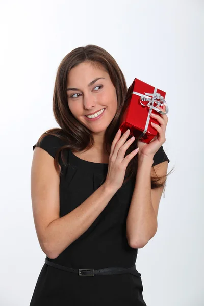 Souriant jeune femme avec cadeau de Noël — Photo