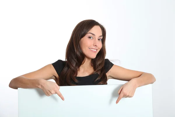 Mujer en vestido negro mostrando mensaje en pizarra blanca — Foto de Stock