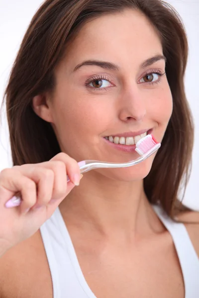 Fechar-se de mulher bonita escovando os dentes — Fotografia de Stock