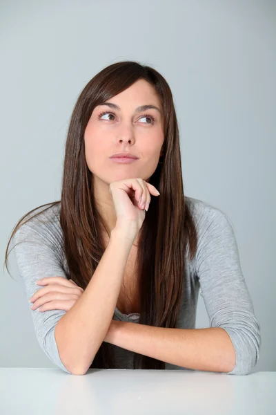 Close-up van jonge vrouw met twijfelachtig look Stockafbeelding