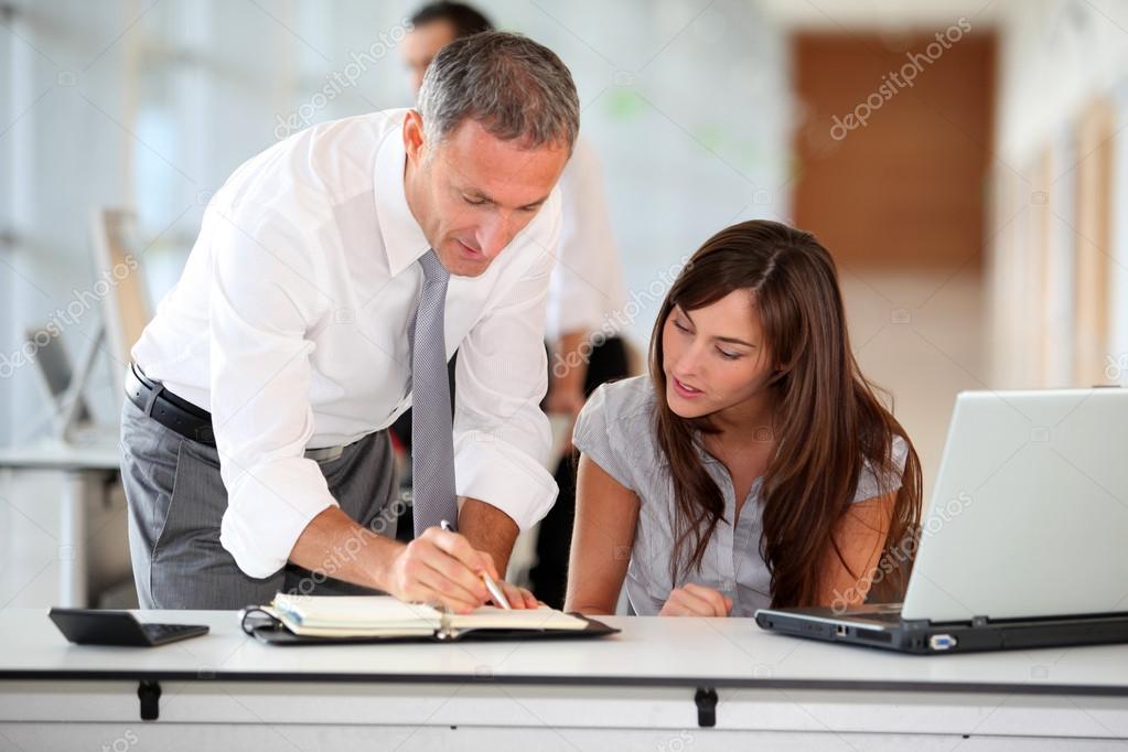 Наставляемый сотрудник. Коуч наставник. Наставник человечки. Наставляемый сотрудник. Молодой специалист на заводе.