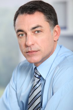 mavi gömlek ve kravat ile işadamı closeup
