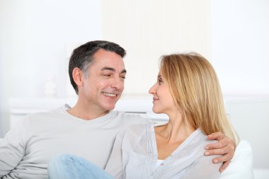 mutlu çift evde closeup