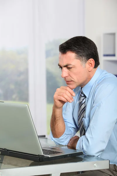 Zakenman in het kantoor werken op laptopcomputer — Stockfoto