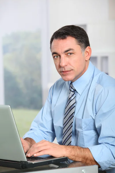 Zakenman werkt op laptop computer — Stockfoto