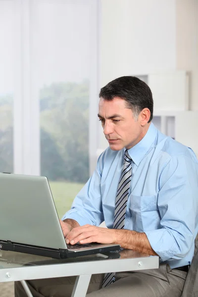 Zakenman werkt op laptop computer — Stockfoto