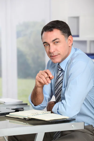 Gros plan de l'employé de bureau dans le bureau — Photo