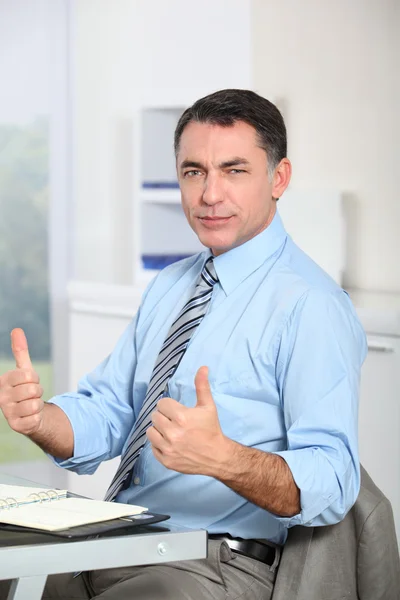 Homem no escritório mostrando positividade — Fotografia de Stock