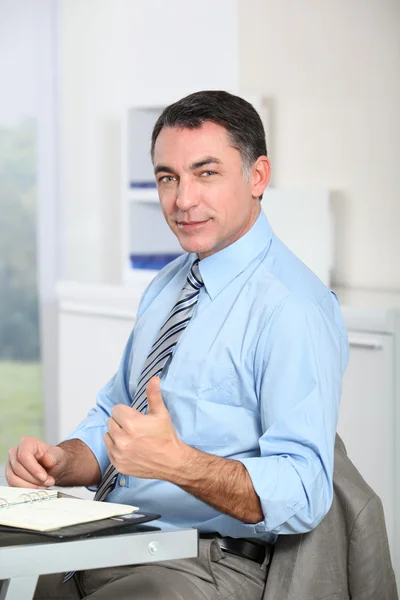 Homem no escritório mostrando positividade — Fotografia de Stock