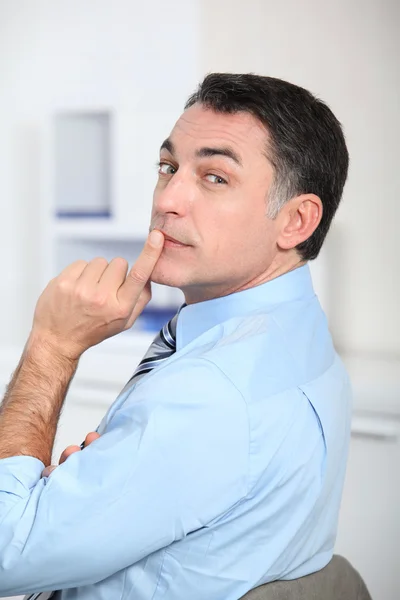 Großaufnahme eines Geschäftsmannes mit blauem Hemd und Krawatte — Stockfoto