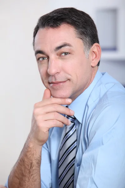Närbild av affärsman med blå skjorta och slips — Stockfoto