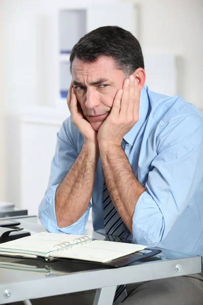 Geschäftsmann im Büro arbeitet hart an Projekt — Stockfoto