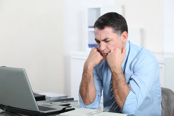 Geschäftsmann im Büro arbeitet hart an Projekt — Stockfoto