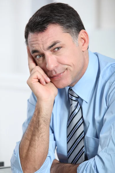 Primer plano del hombre de negocios cansado en la oficina — Foto de Stock