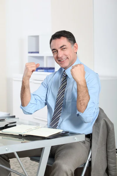 Uomo in ufficio che mostra positività — Foto Stock