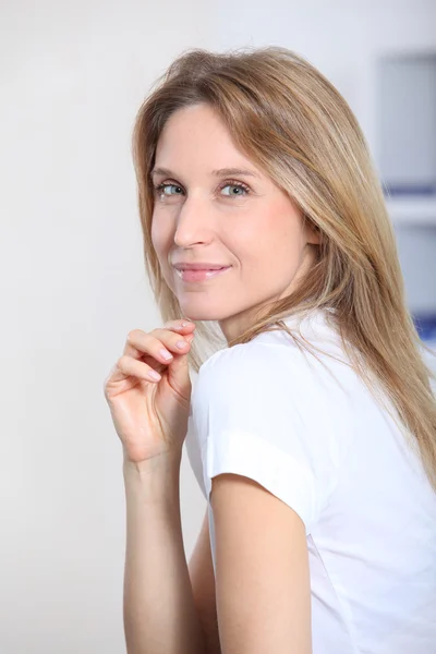 Closeup of beautiful businesswoman in the office — Stock Photo, Image