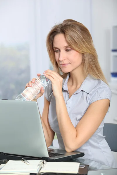 Närbild av vacker affärskvinna på kontoret — Stockfoto