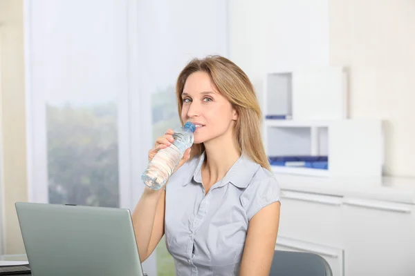 Closeup of beautiful office worker drinking water — Stock Photo, Image