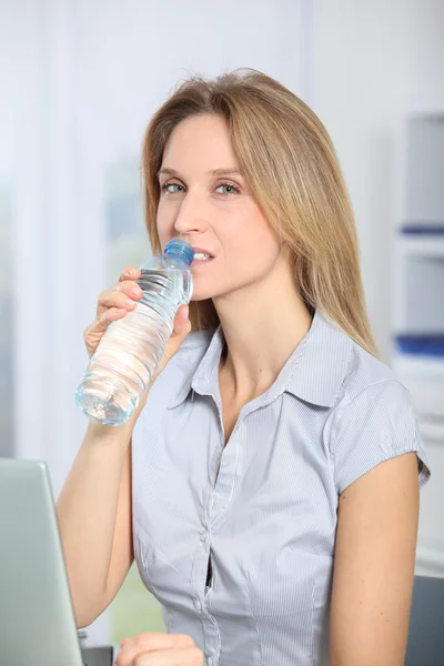 Nahaufnahme einer schönen Büroangestellten, die Wasser trinkt — Stockfoto