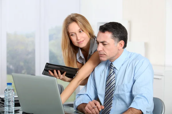 Geschäftsteam arbeitet im Büro — Stockfoto