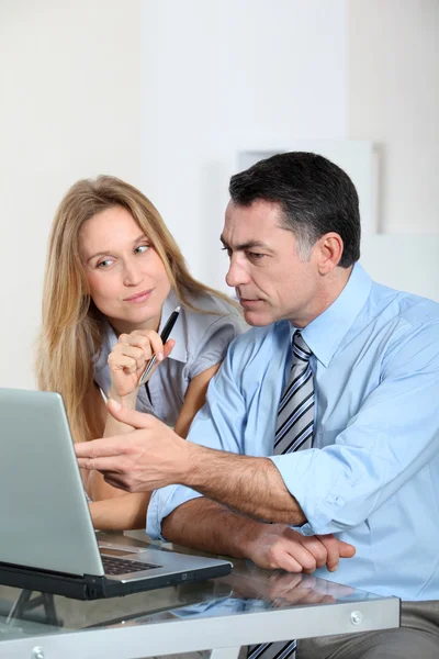 Business team working in the office — Stock Photo, Image