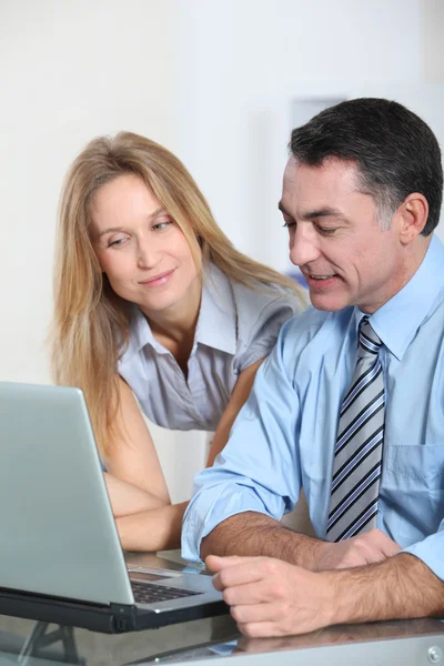 Geschäftsteam arbeitet im Büro — Stockfoto