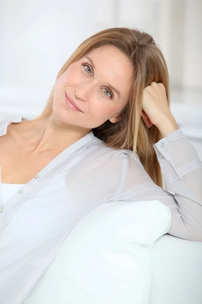 Close-up de bela mulher loira relaxante em casa — Fotografia de Stock