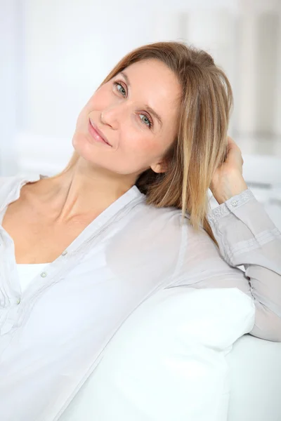 Close-up de bela mulher loira relaxante em casa — Fotografia de Stock