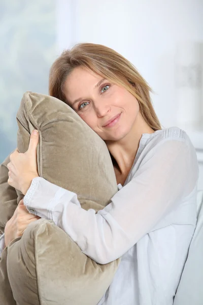 Nahaufnahme der schönen blonden Frau entspannt zu Hause — Stockfoto