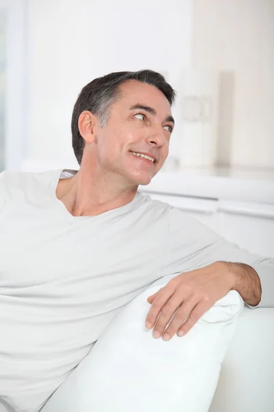 Fechar-se de homem bonito relaxando no sofá — Fotografia de Stock