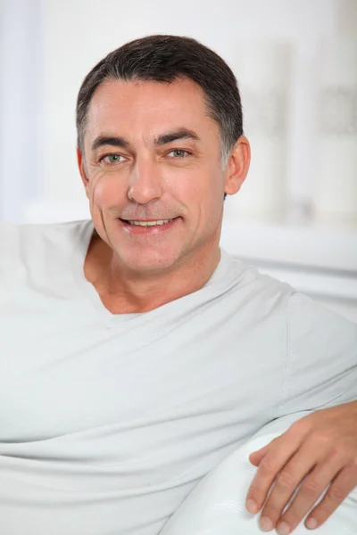 Fechar-se de homem bonito relaxando no sofá — Fotografia de Stock