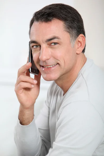 Fechar-se de homem bonito relaxando no sofá — Fotografia de Stock