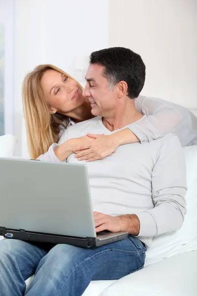 Feliz casal surfar na internet em casa — Fotografia de Stock