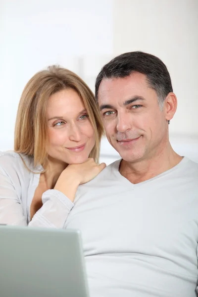 Lyckliga paret surfa på internet i hemmet — Stockfoto