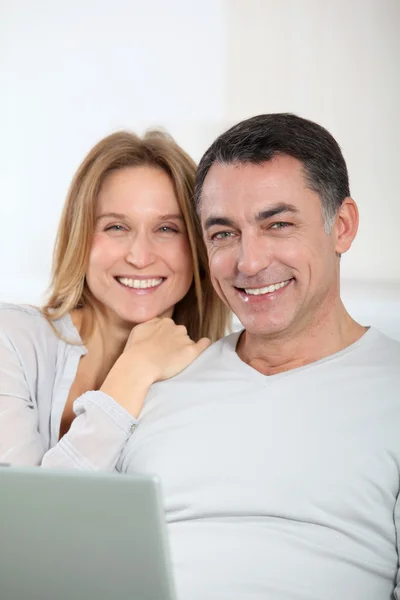 Feliz casal surfar na internet em casa — Fotografia de Stock