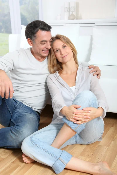 Fechar-se de casal feliz em casa — Fotografia de Stock