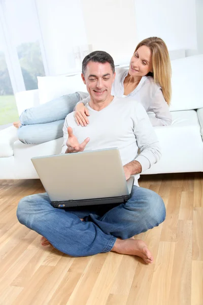 Happy couple surfing on internet at home — Stock Photo, Image