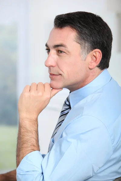 Primer plano del hombre de negocios con camisa azul y corbata Fotos de stock libres de derechos