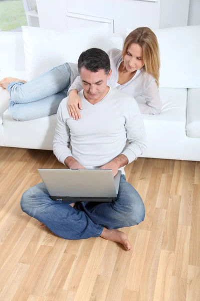 Mutlu çift evde internet üzerinde sörf — Stok fotoğraf