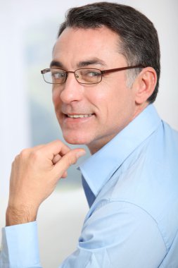 adamın gözlük ile portre