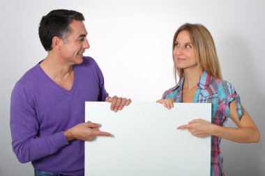 mutlu bir çift beyaz mesaj panosu gösterilen